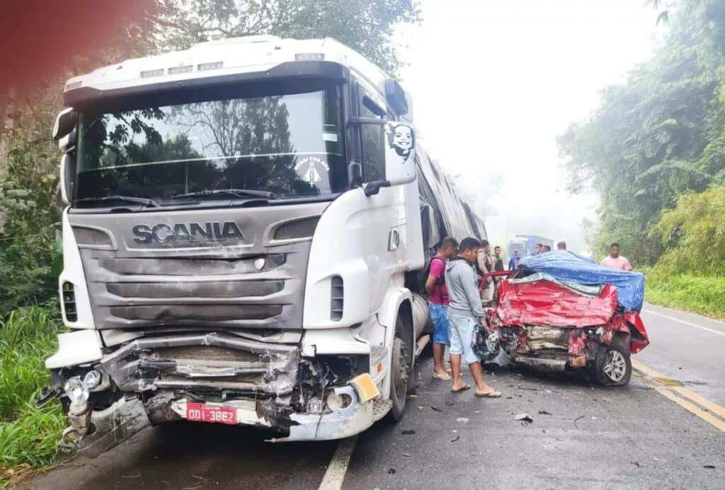 Acidente entre caminhão e carro deixa dois mortos no sul da Bahia