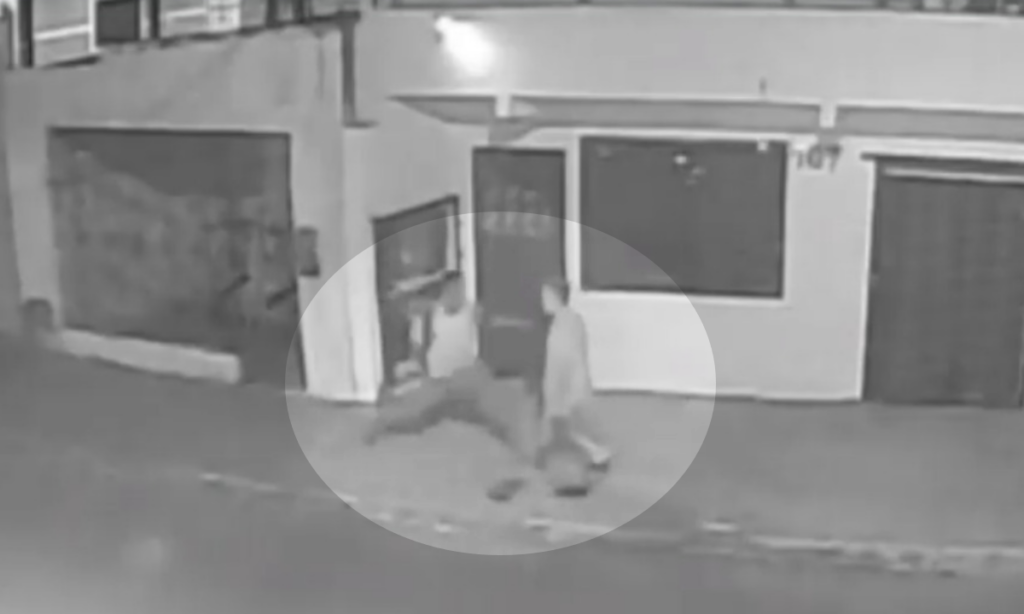 Vídeo: idoso é atacado com soco no rosto e desmaia ao caminhar em rua de Itabuna, na Bahia