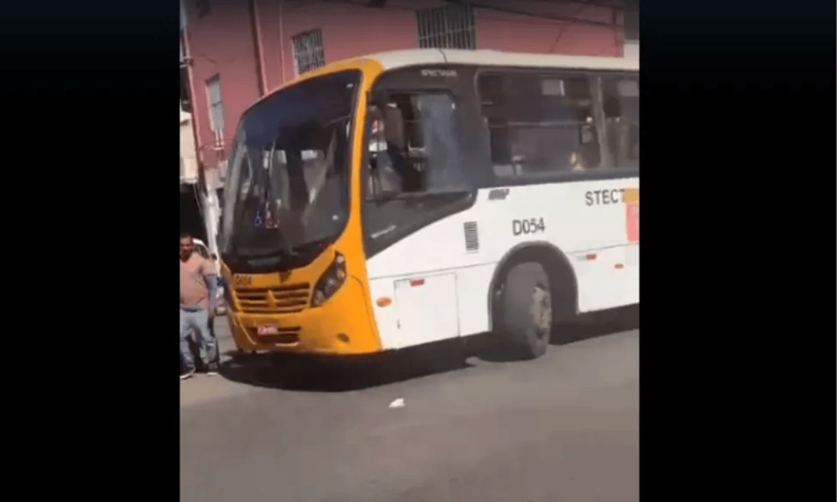 Suspeito morre baleado durante tentativa de assalto a micro-ônibus na Av. Suburbana