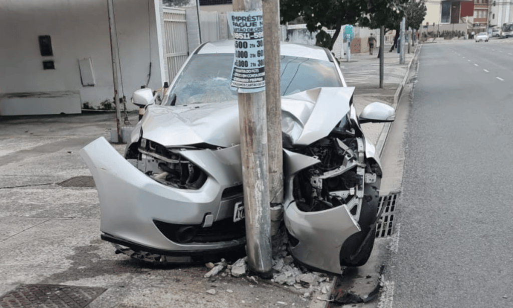 Carro bate em poste e duas pessoas ficam feridas no bairro da Pituba, em Salvador