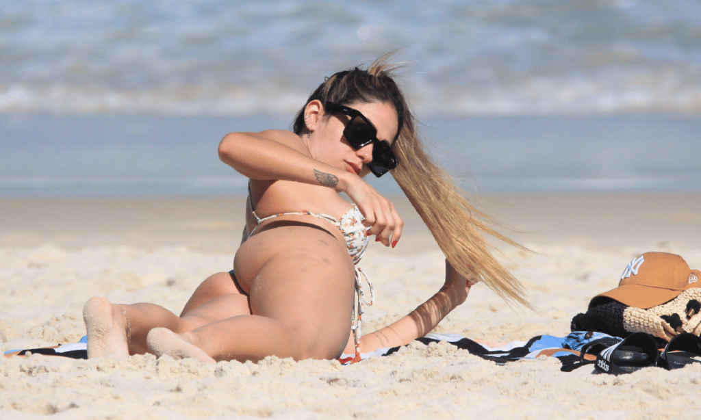 Carla Bruno, apontada como affair de Tierry, aproveita praia na Barra da Tijuca; veja fotos