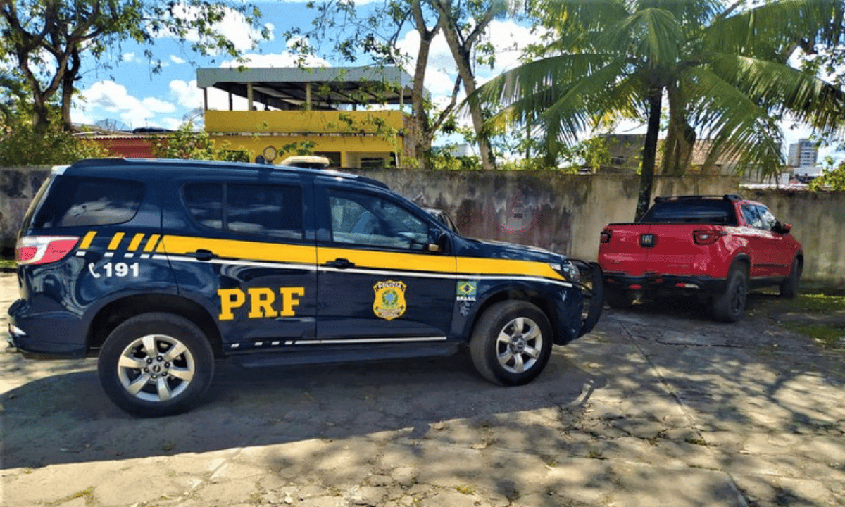 Homem é preso após ser flagrado com caminhonete roubada e documentos falsos na Bahia