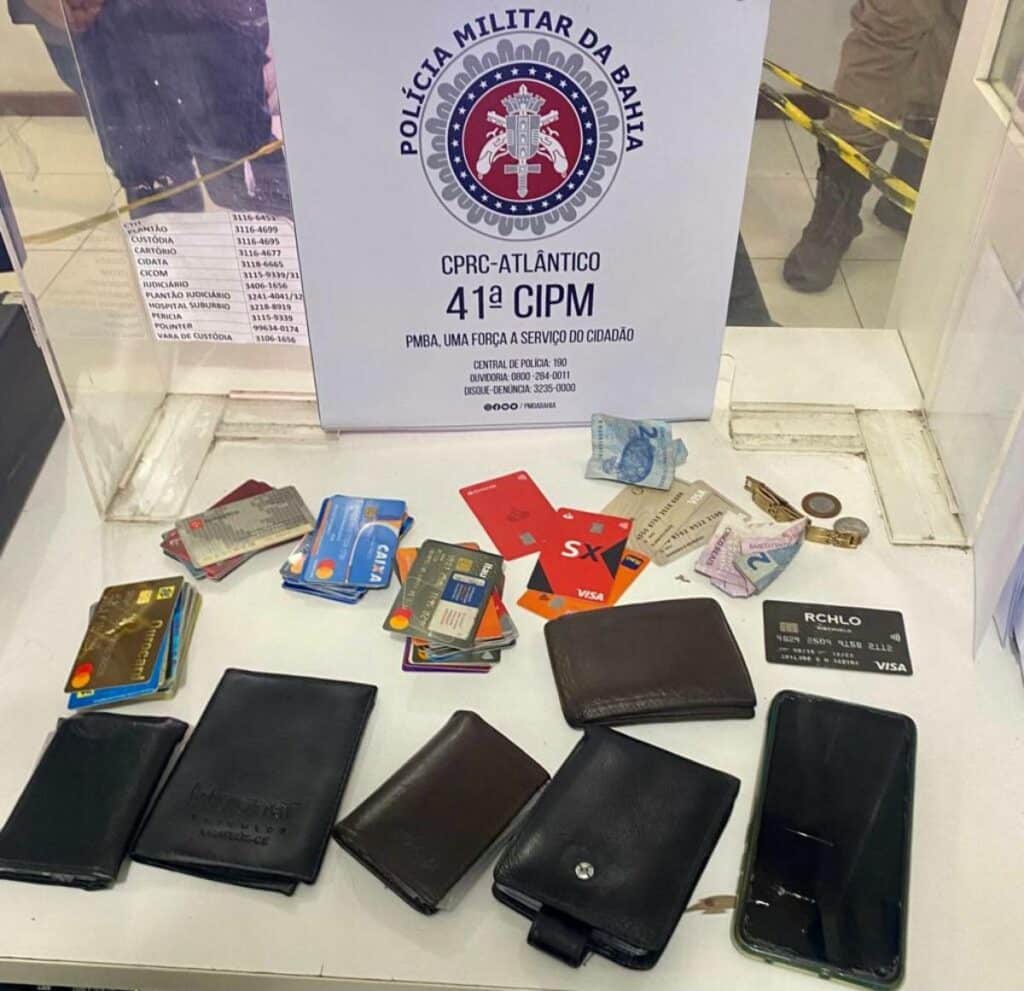 Suspeitos de estelionato são presos com mais de 80 cartões falsos em Salvador