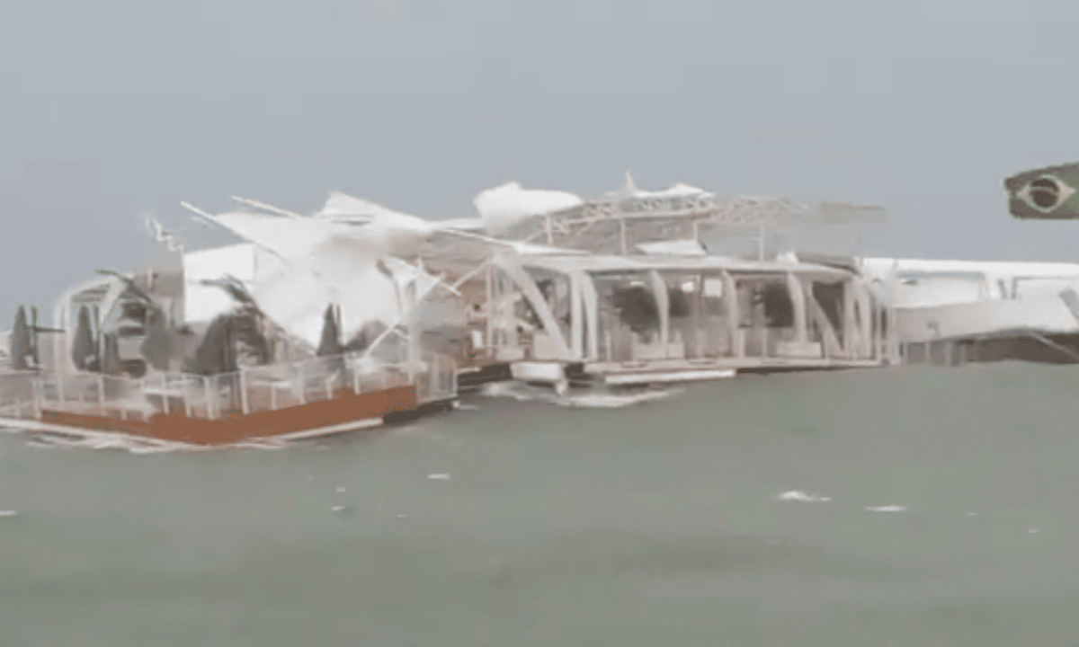 Clube flutuante fica à deriva após passagem de ciclone e naufraga em Balneário Camboriú