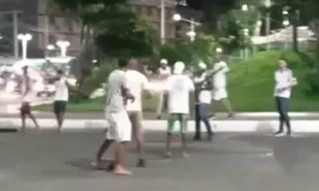 Homem é detido após confusão entre torcedores do Bahia e Vitória no Largo do Tanque, em Salvador