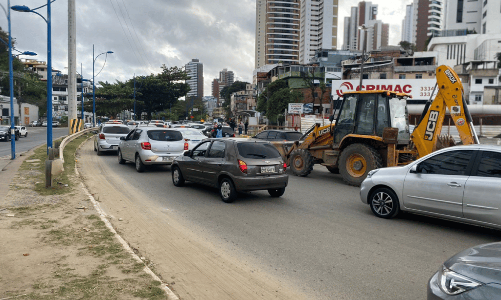 Trânsito é desviado na Rua Lucaia para realização de obras do BRT e gera congestionamento