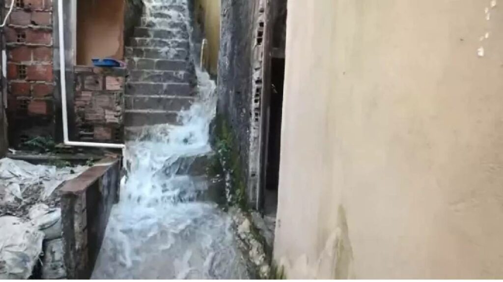 Vazamento de água deixa casas alagadas em Campinas de Pirajá
