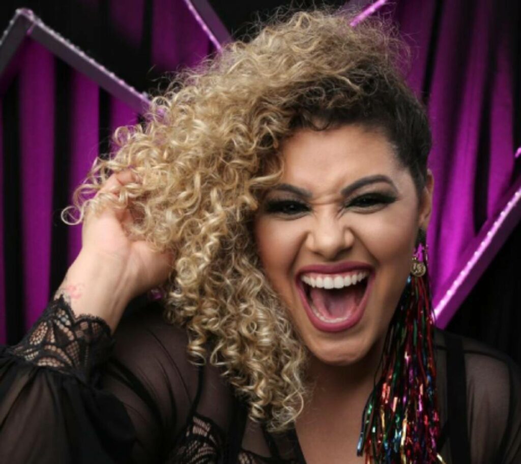 Dentista é condenado a pagar indenização por danos morais à cantora Aila Menezes