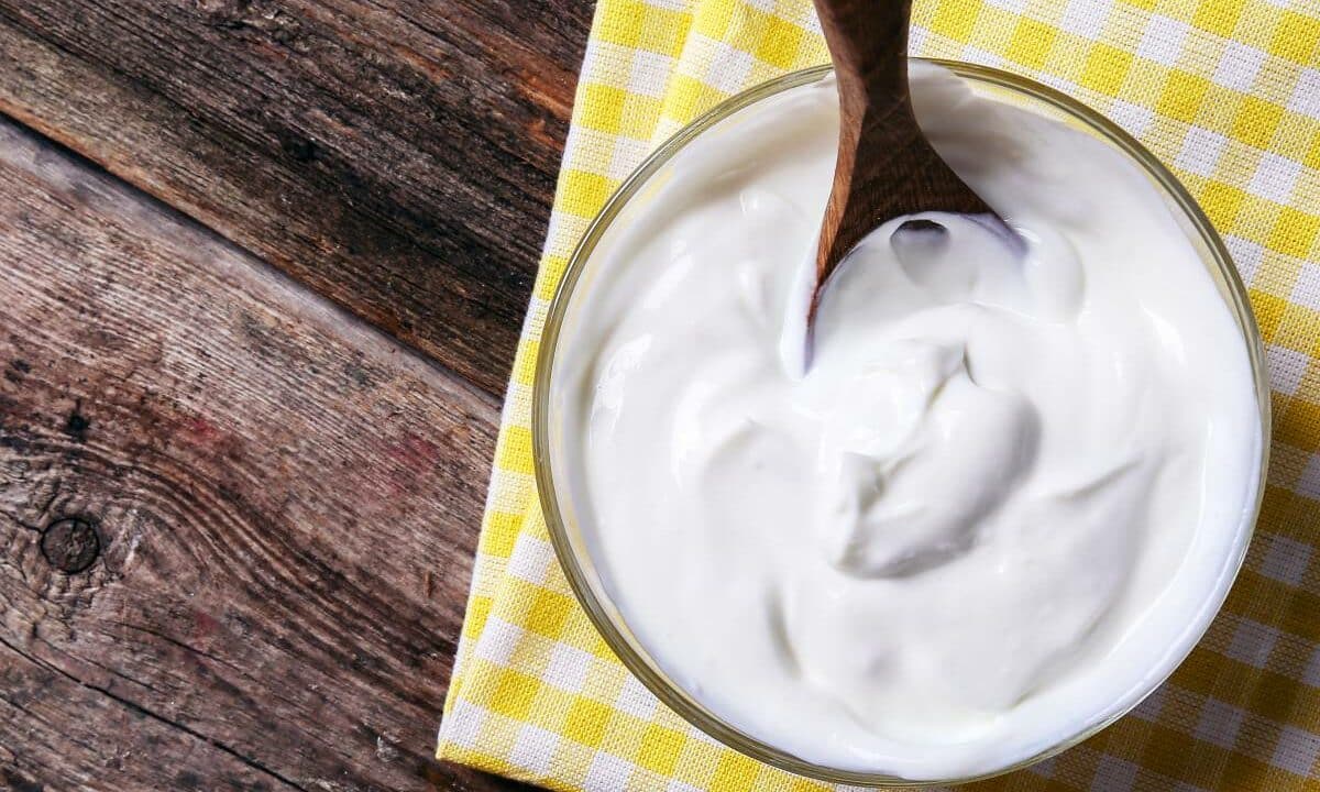 Aprenda a fazer três iogurtes em casa
