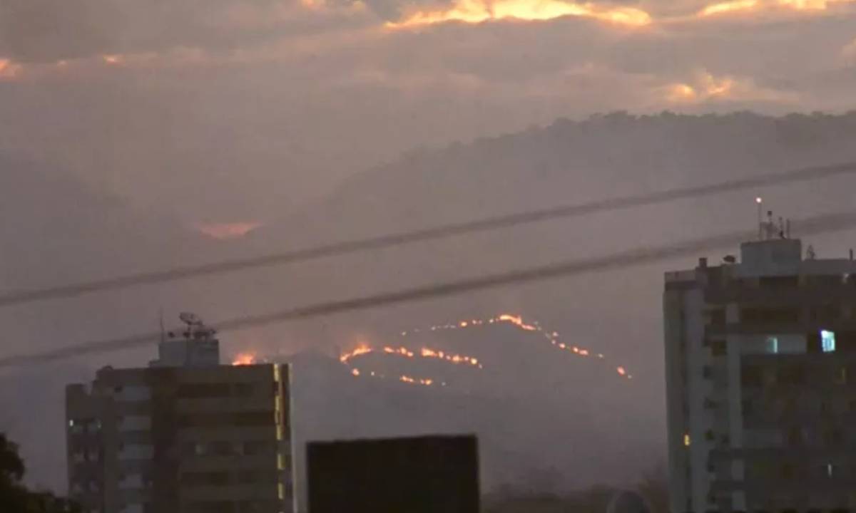 Bombeiros iniciam quarto dia de combate a incêndio em área de vegetação em Barreiras, no oeste da Bahia