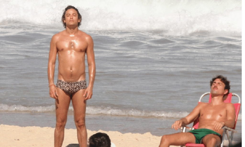 Jesuita Barbosa volta a curtir praia com novo namorado; veja fotos
