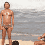 Jesuita Barbosa volta a curtir praia com novo namorado; veja fotos