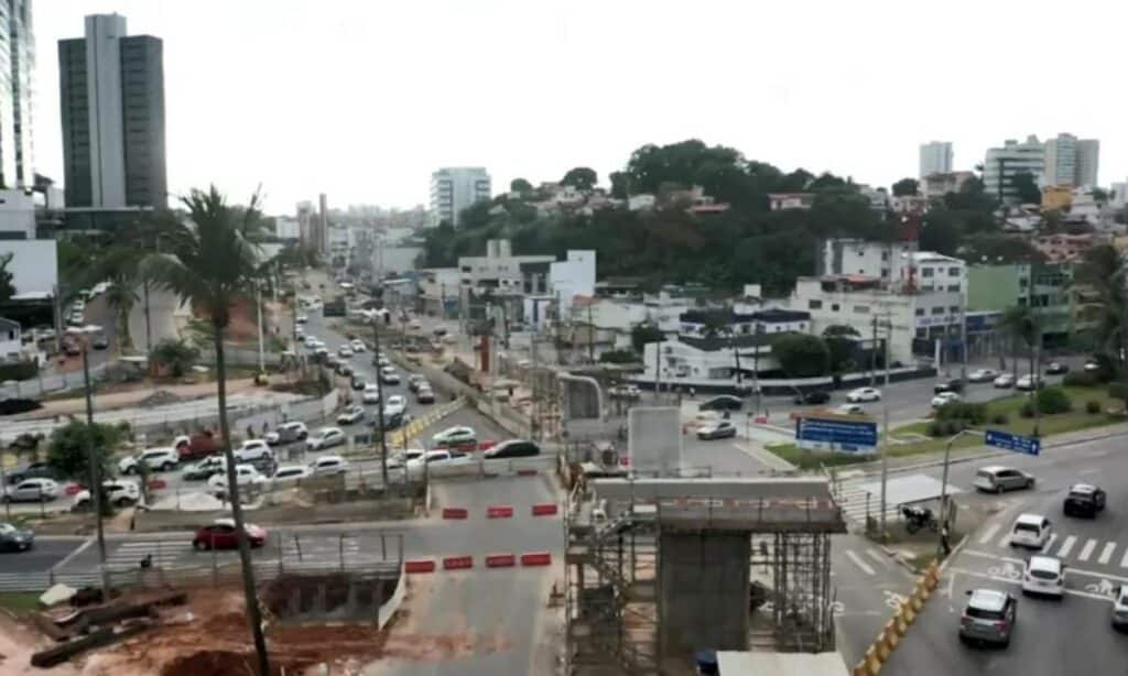 Obras do BRT mantêm trânsito interditado em trecho da Rua Lucaia, no Rio Vermelho