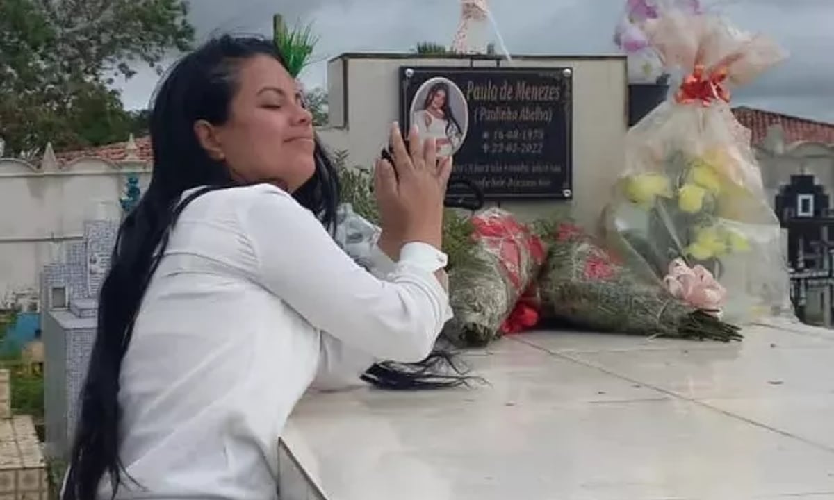 Com confetes e flores, família de Paulinha Abelha canta parabéns no túmulo da artista em data de aniversário; assista