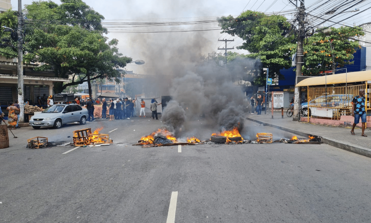 Ferroviários fazem protesto e fecham pista no Largo da Calçada, em Salvador