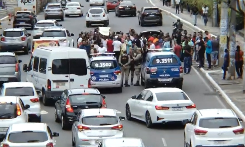Motoristas por aplicativo fazem protesto na Avenida Tancredo Neves e trânsito fica congestionado