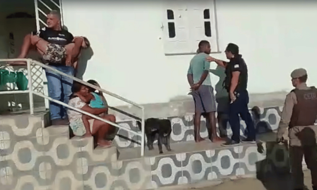 Homem troca tiros com PMs, faz família refém por 4h e é preso na Bahia