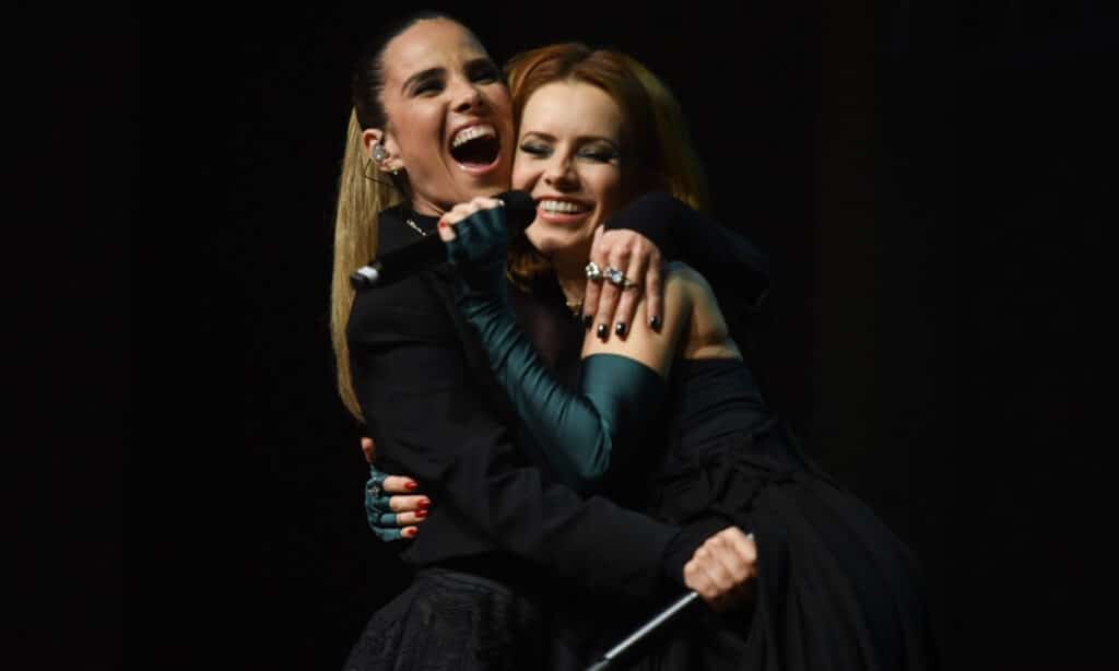 Sandy e Wanessa Camargo dividem palco em estreia de turnê em São Paulo; assista