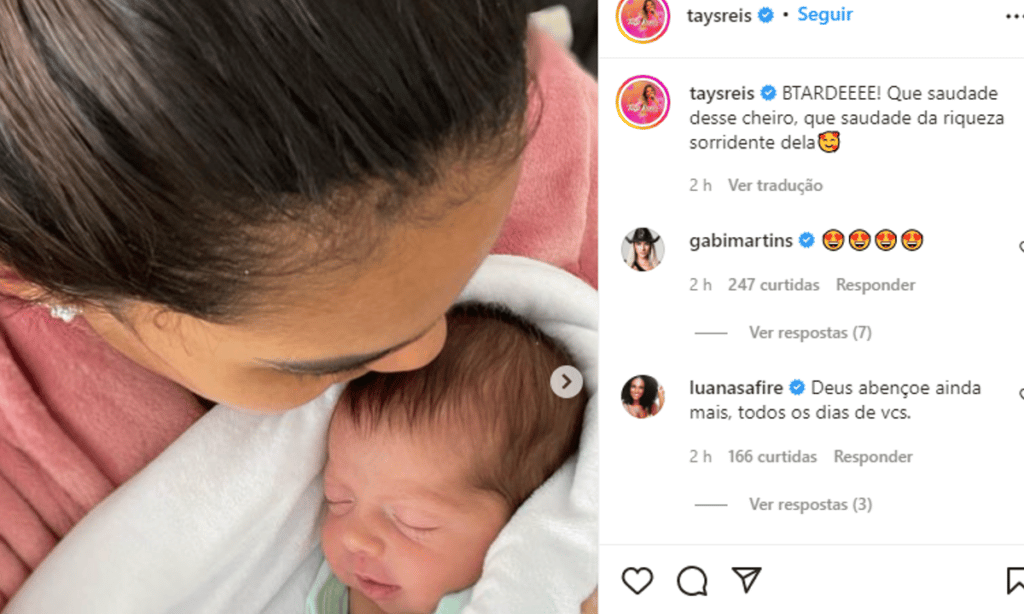 Tays Reis posa com filha recém-nascida após passar por cirurgia de emergência
