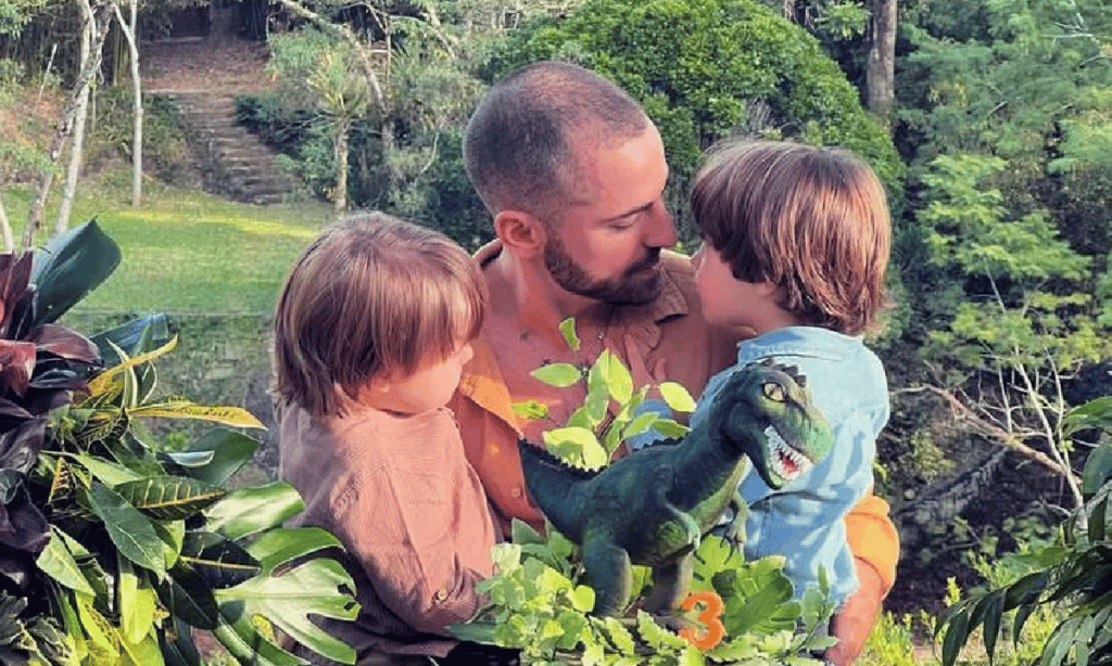 Viúvo de Paulo Gustavo, Thales Bretas reflete sobre paternidade: ‘É difícil pra caramba’