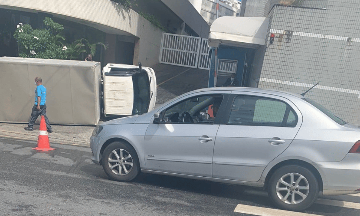 Caminhão tomba no acesso ao Hospital Português e interdita parte de calçada