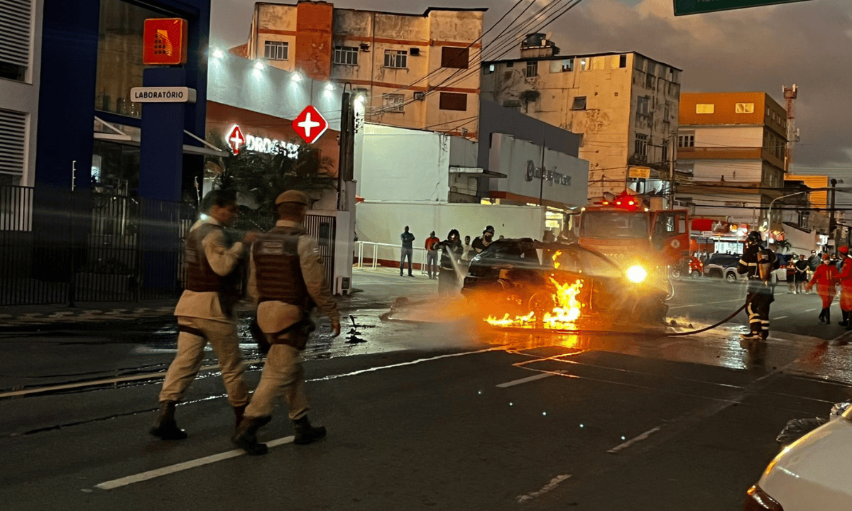 Viatura pega fogo em estacionamento de farmácia e fica destruída em Salvador
