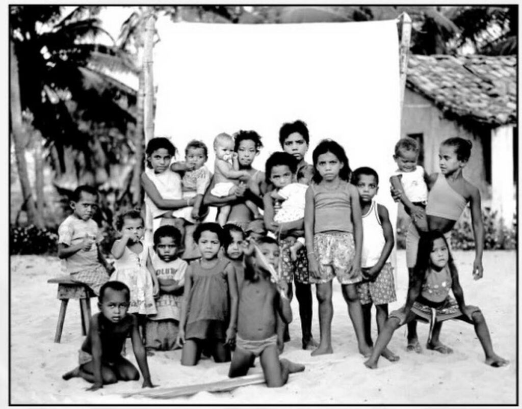 Exposição fotográfica gratuita resgata passado de moradores da Vila de Santo Antônio, na Bahia