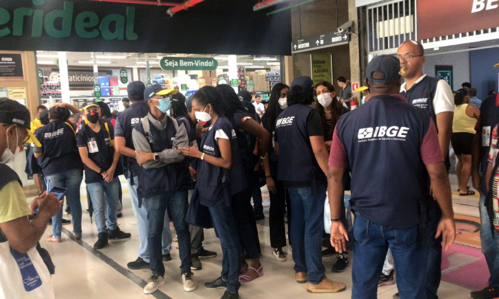 Recenseadores do IBGE protestam contra atraso no pagamento de auxílio na Bahia