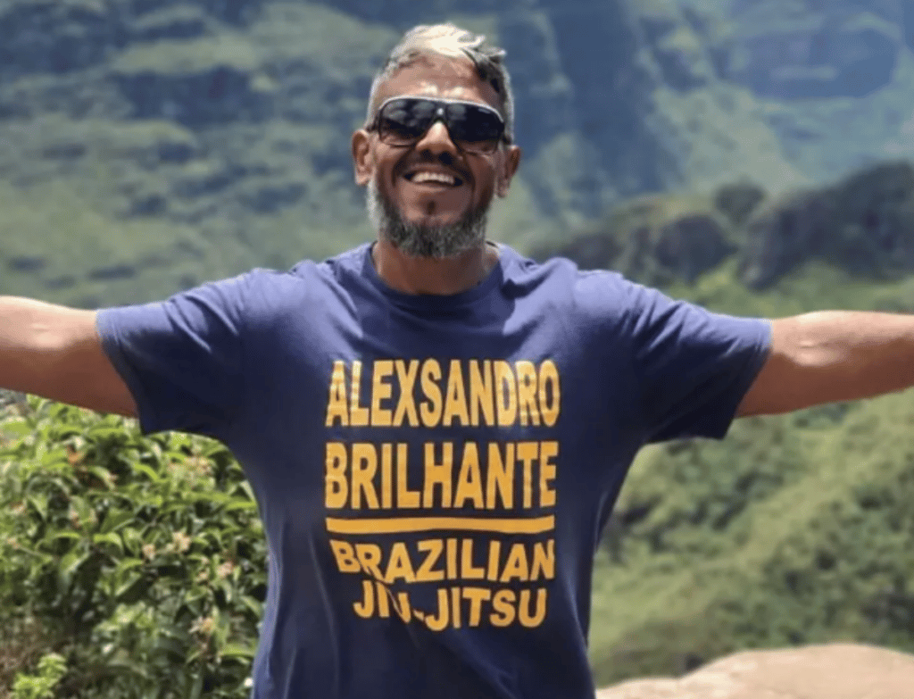 Professor de jiu-jitsu de 48 anos morre ao tentar desviar de pedra e cair de bicicleta na Bahia
