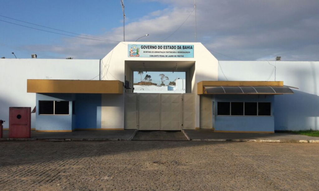 Monitores de ressocialização são presos acusados de levar celulares e drogas para presídio na Bahia