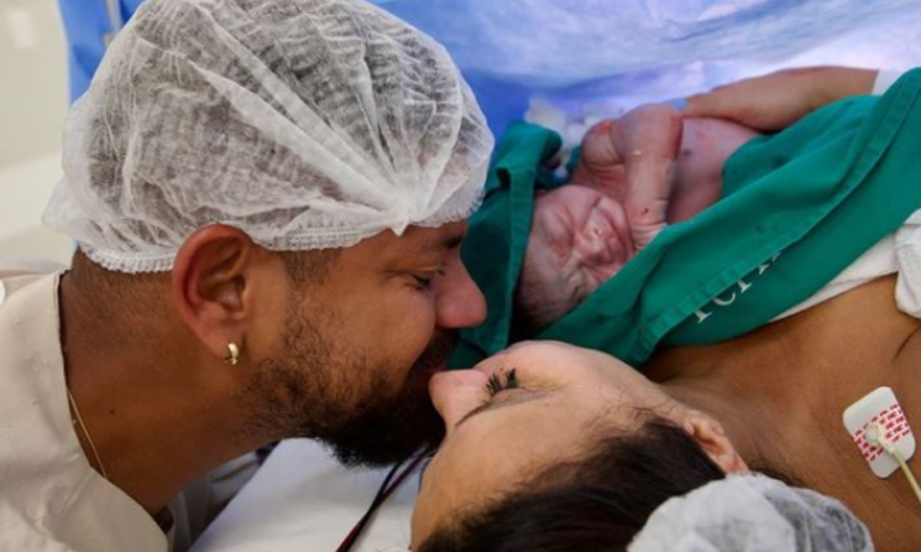 Viviane Araújo se emociona ao mostrar filho recém-nascido pela primeira vez: ‘Cheguei’
