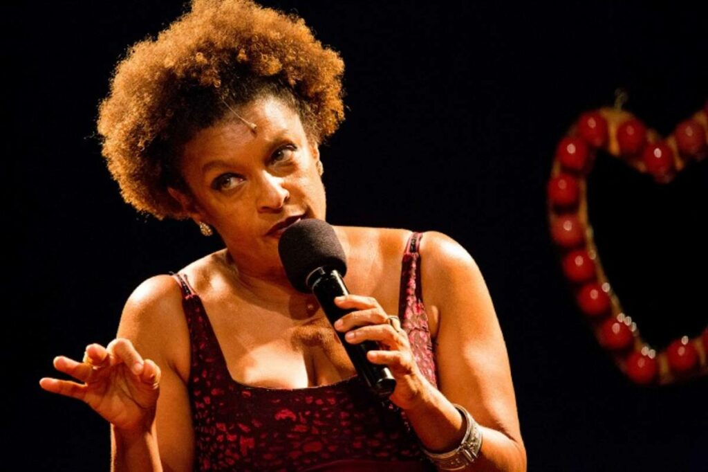 ‘Parem de falar mal da rotina’, peça de Elisa Lucinda, terá sessão única em Salvador
