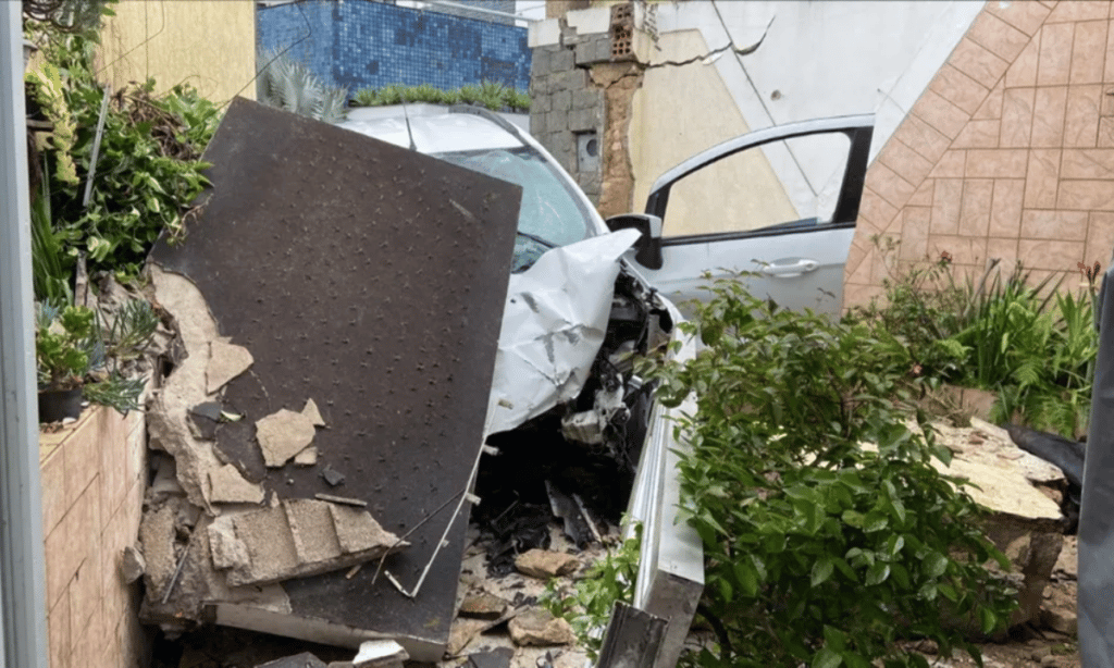 Motorista perde controle de carro, invade casa e é preso no sudoeste da Bahia