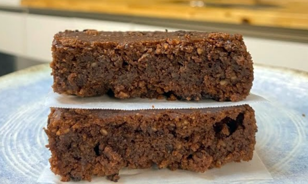 ‘Pra ninguém botar defeito’: aprenda a preparar um brownie sem farinhas brancas e açúcar