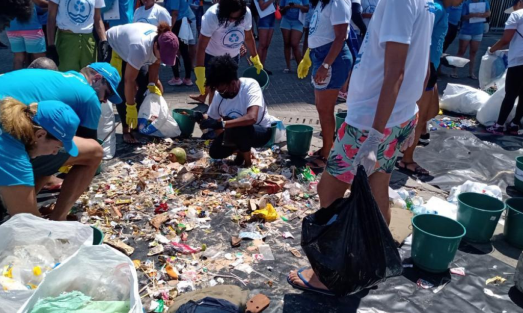 Ação remove mais de 400 kg de resíduos da praia da Barra