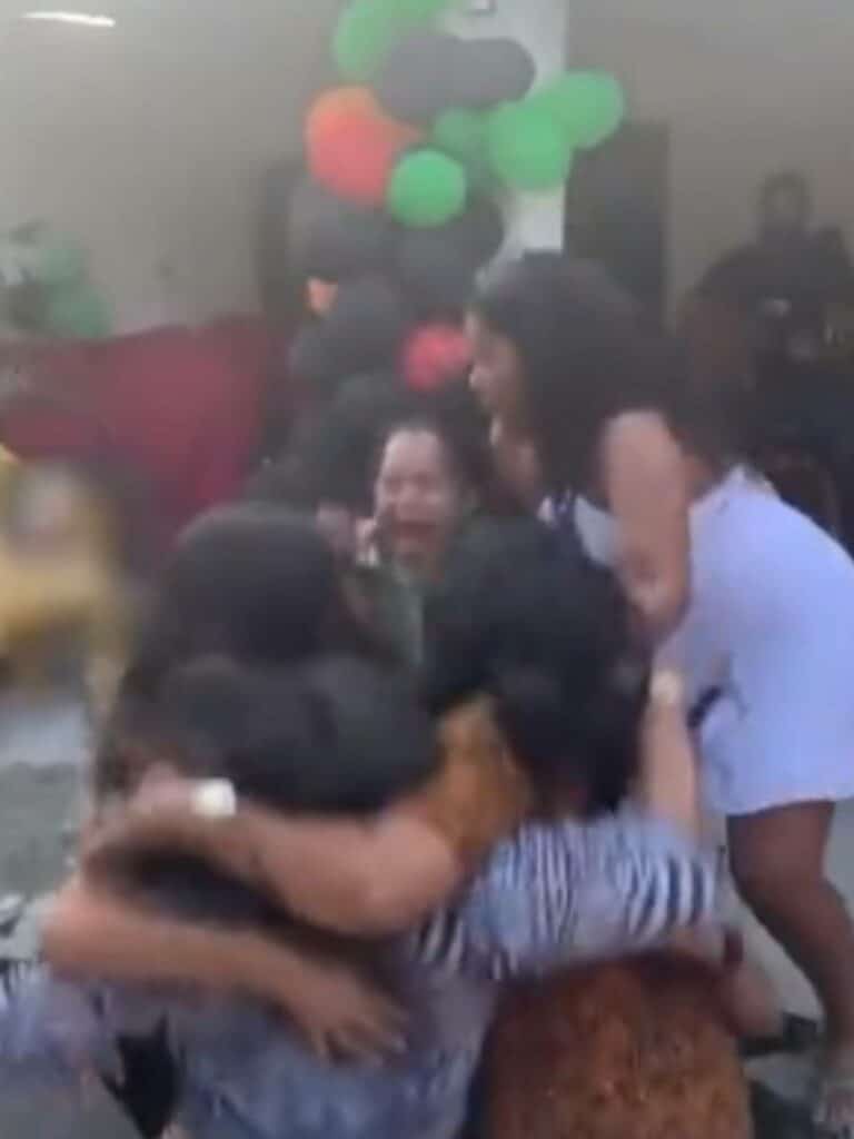 Mulheres caem em fossa após chão ceder durante festa na Bahia