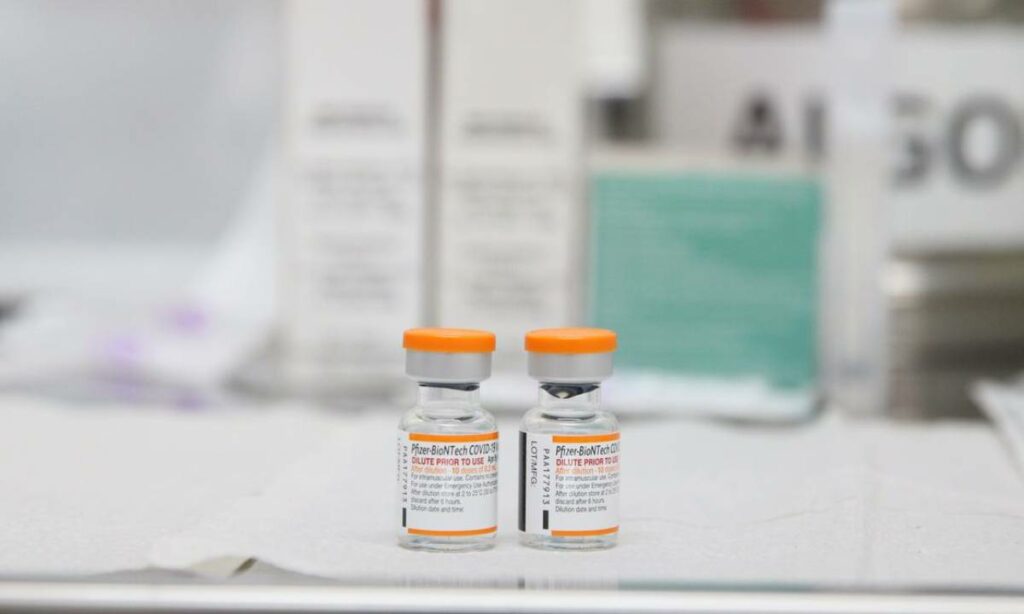 Pfizer inicia entrega das vacinas bivalentes BA.4/BA.5 ao Brasil