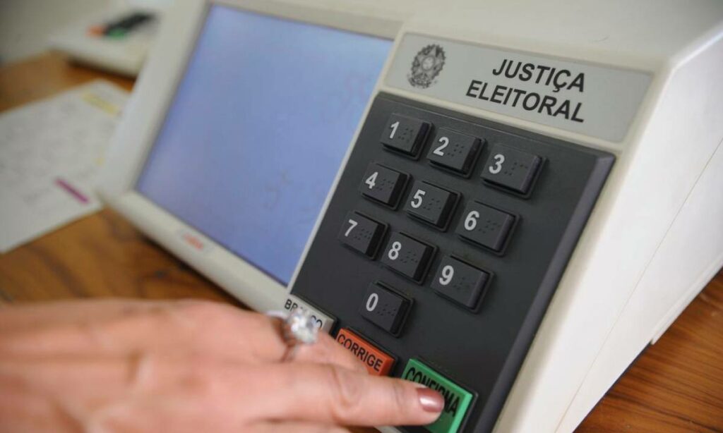 Mulher é detida por usar celular para tirar fotos dentro da cabine de votação em Santo Antônio de Jesus