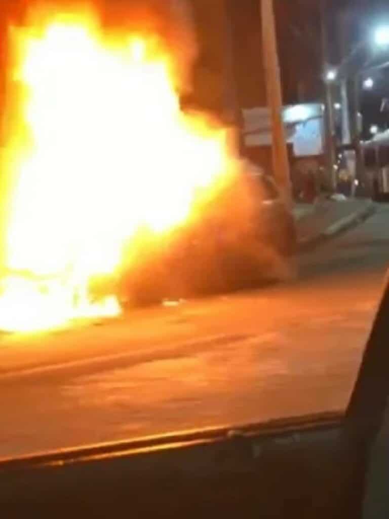 Carro fica destruído após pegar fogo na orla de Salvador
