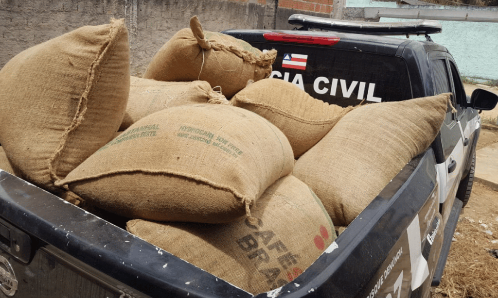 Homens são presos após furtarem 780kg de café em Eunápolis, na Bahia