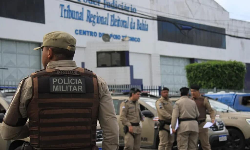 Polícia Militar escolta cinco mil urnas eletrônicas para distribuição em zonas de Salvador e RMS