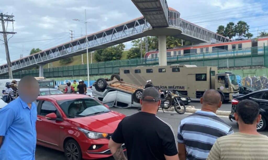 Motorista fica ferido após capotamento de veículo na Avenida Paralela, em Salvador