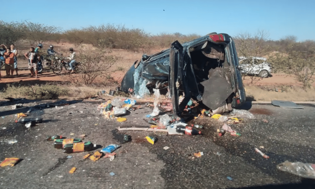 Casal morre em acidente envolvendo caminhão na BR-235, norte da Bahia