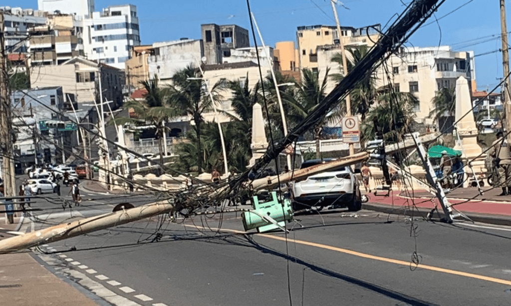 Poste de energia cai, atinge veículos e deixa feridos no Rio Vermelho, em Salvador