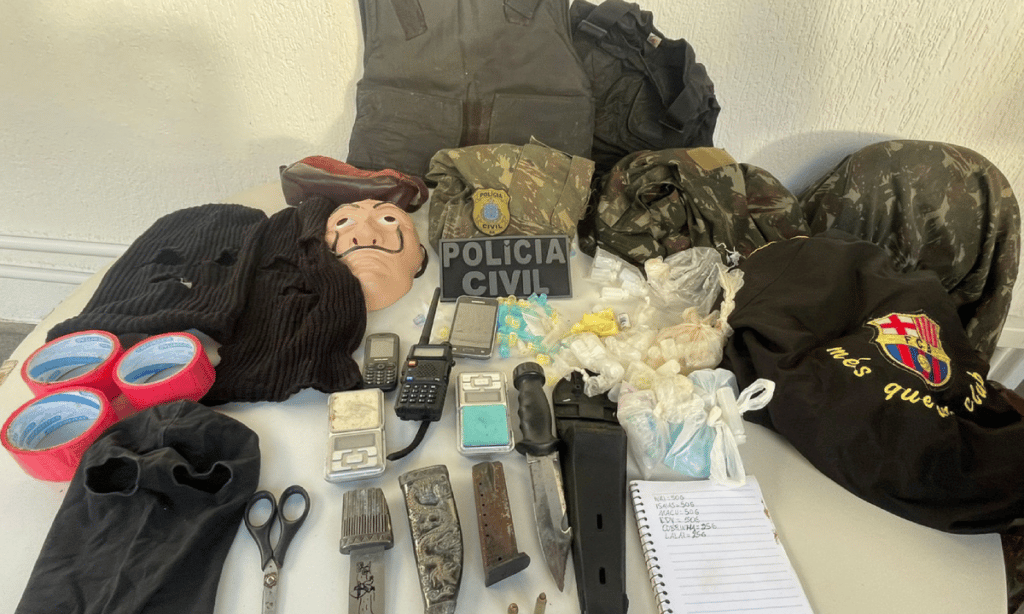 Operação apreende uniformes militares, punhais, carregador de arma e materiais para drogas no Engenho Velho da Federação