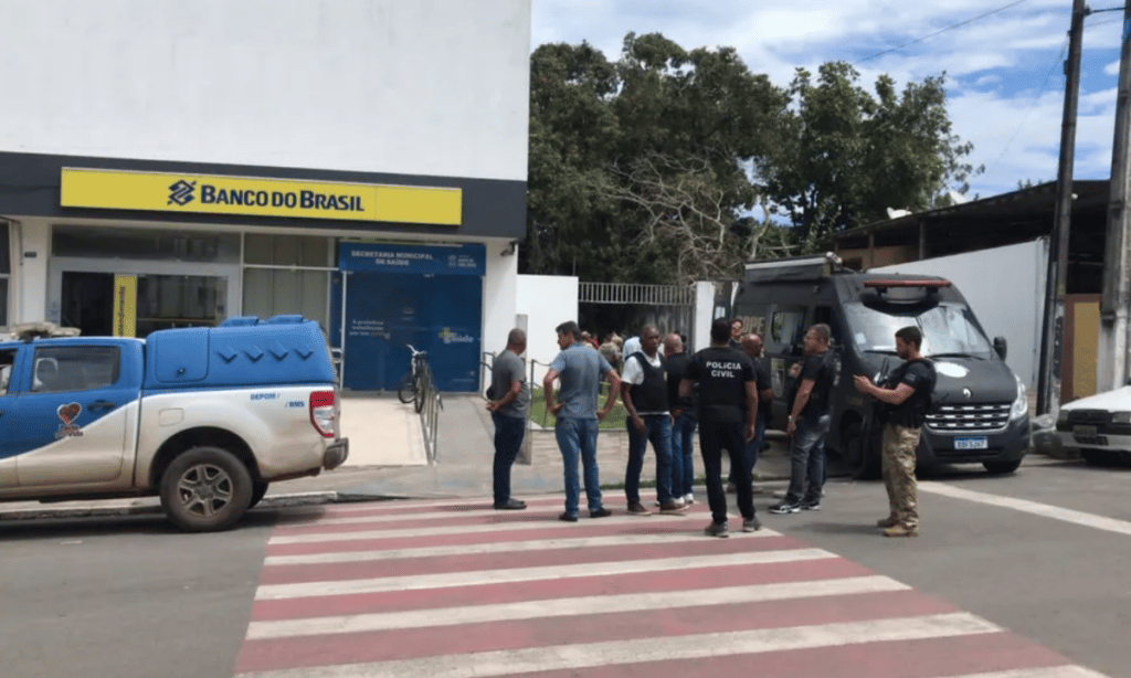 Funcionário de banco é sequestrado e tem explosivos presos ao corpo durante assalto a banco na Bahia
