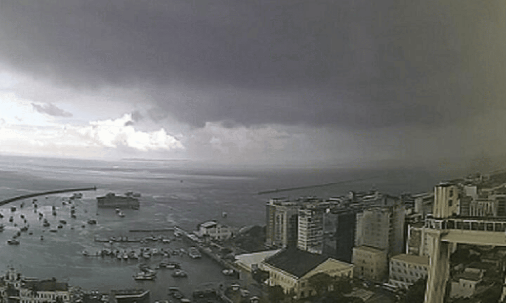 Marinha faz alerta de aproximação de frente fria na Bahia