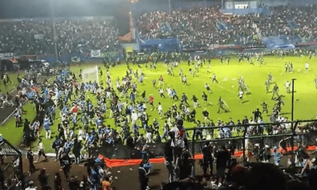 Confusão em estádio deixa 125 mortos na Indonésia; mais de 30 eram crianças