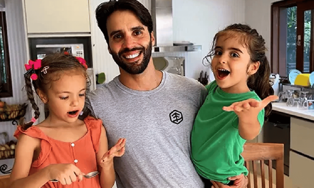 Daniel Cady ensina receita de bolo com filhas gêmeas e diverte web: ‘Que coisa linda’