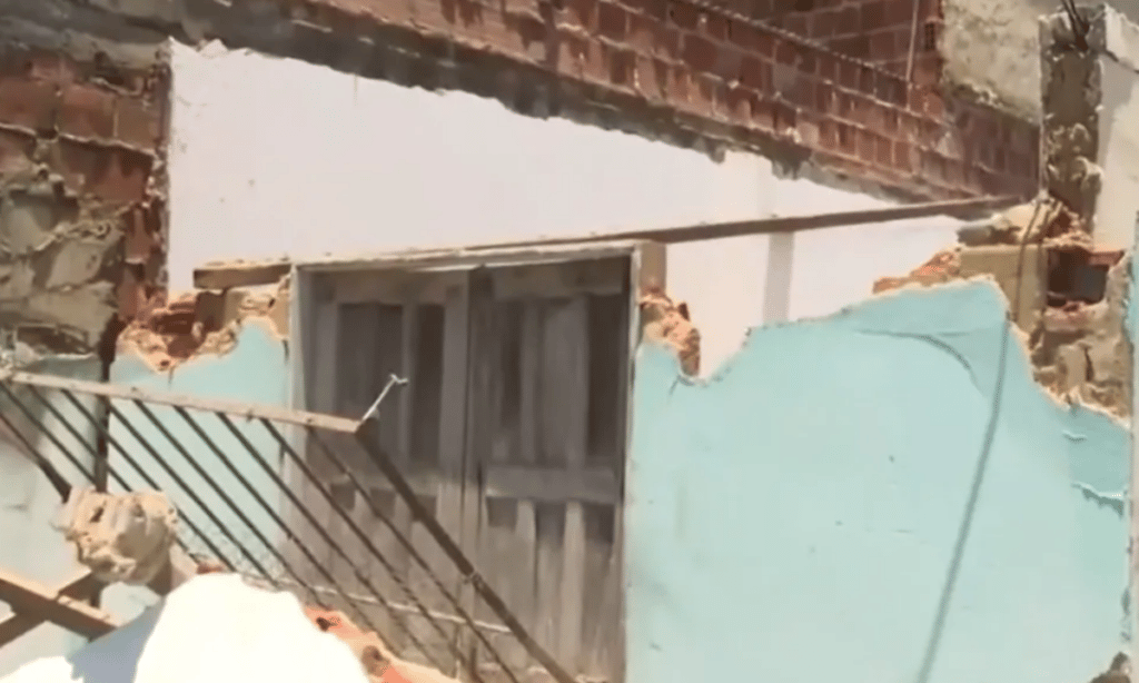 Homem fica ferido após parede de casa em obras desabar em Ilhéus